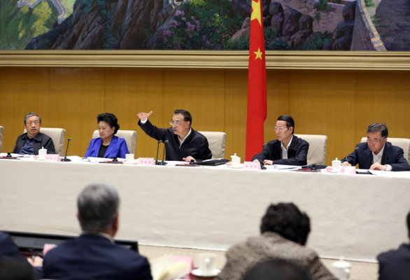 2016年5月9日，李克强出席全国推进简政放权放管结合优化服务改革电视电话会议并讲话。（资料图）