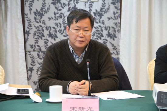 副局长宋新龙主持会议.jpg