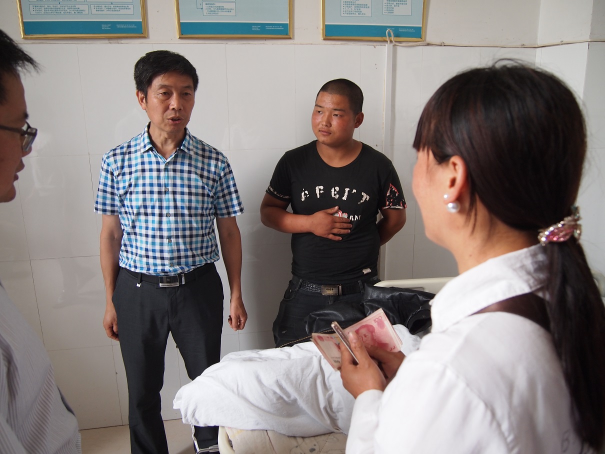 图四：探望贫困户受伤家属.JPG