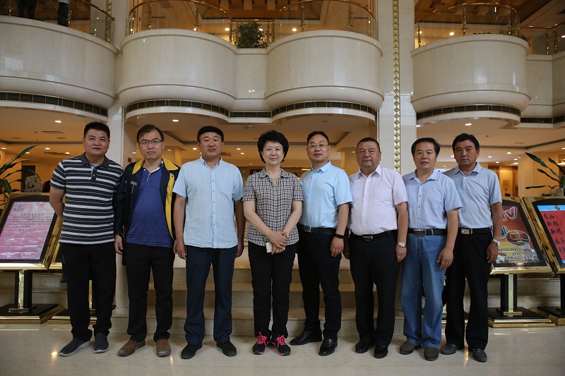 1500816848554937.jpg 赵素萍部长与测绘援疆队员代表和媒体记者合影留念.JPG