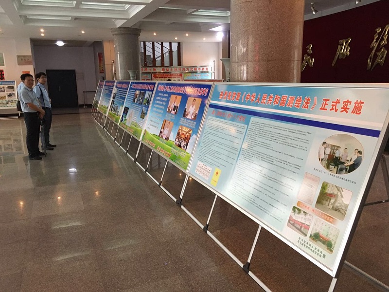 参观展板.jpg