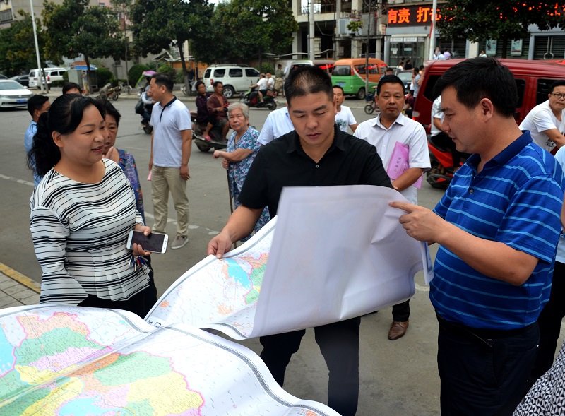 主管副县长为群众发放地图.JPG