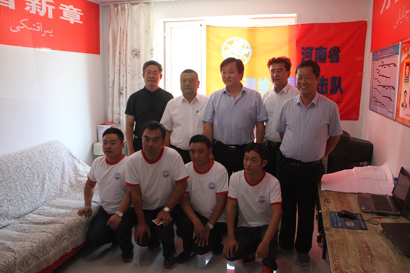 1505898273176516.jpg 01刘济宝局长、宋新龙副局长等领导同河南省测绘工程院援疆队员合影xx.jpg