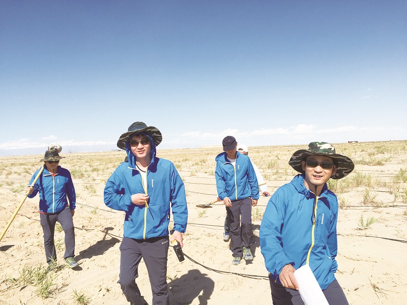 1505898711697545.jpg 05测绘援疆队员奋战在哈密.JPG