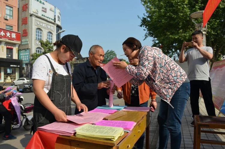 鲁山县测绘地理信息局开展新《测绘法》宣传活动 (2).jpg