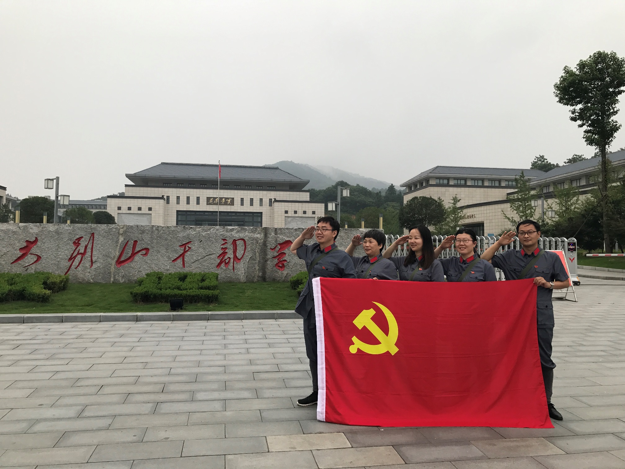 1528937115570553.jpg 敬礼11.jpg