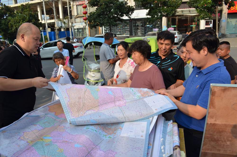 主管县长和国土局局长为群众发放地图.jpg