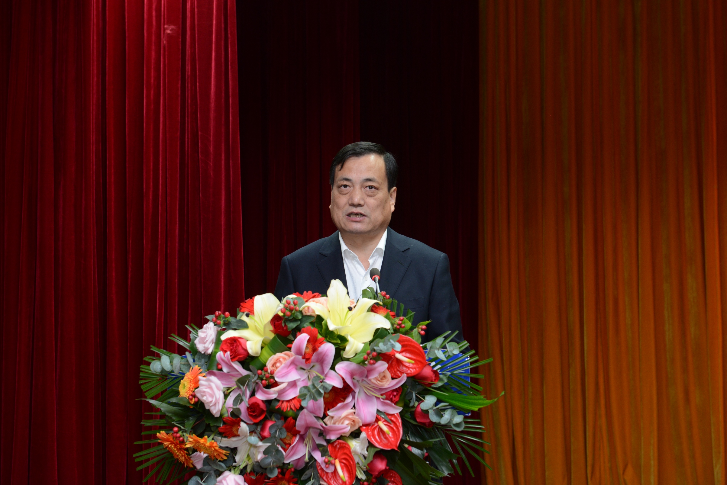 5河南省测绘学会副理事长刘文锴作河南省测绘学会2018 年度工作报告.JPG