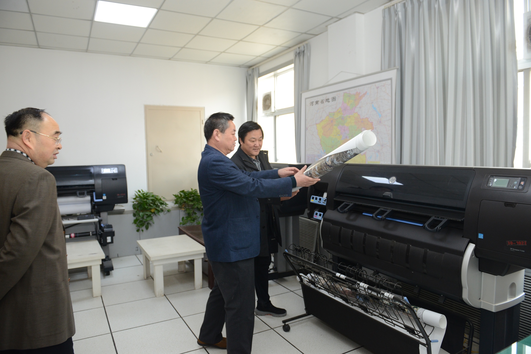 局党委一行在省基础地理信息中心查看生产成果.JPG