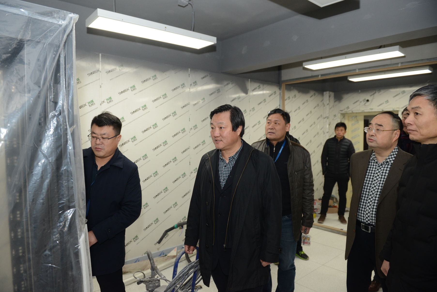 局党委一行查看生产综合楼中心机房建设情况.JPG