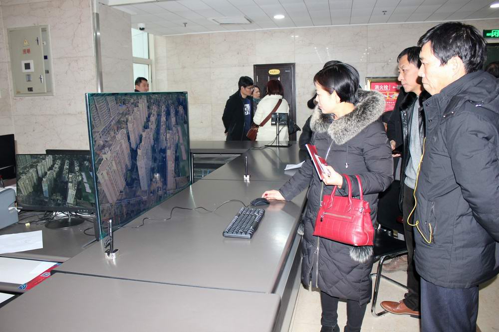 1548906066219258.jpg 市民使用平台进行现场核实.JPG