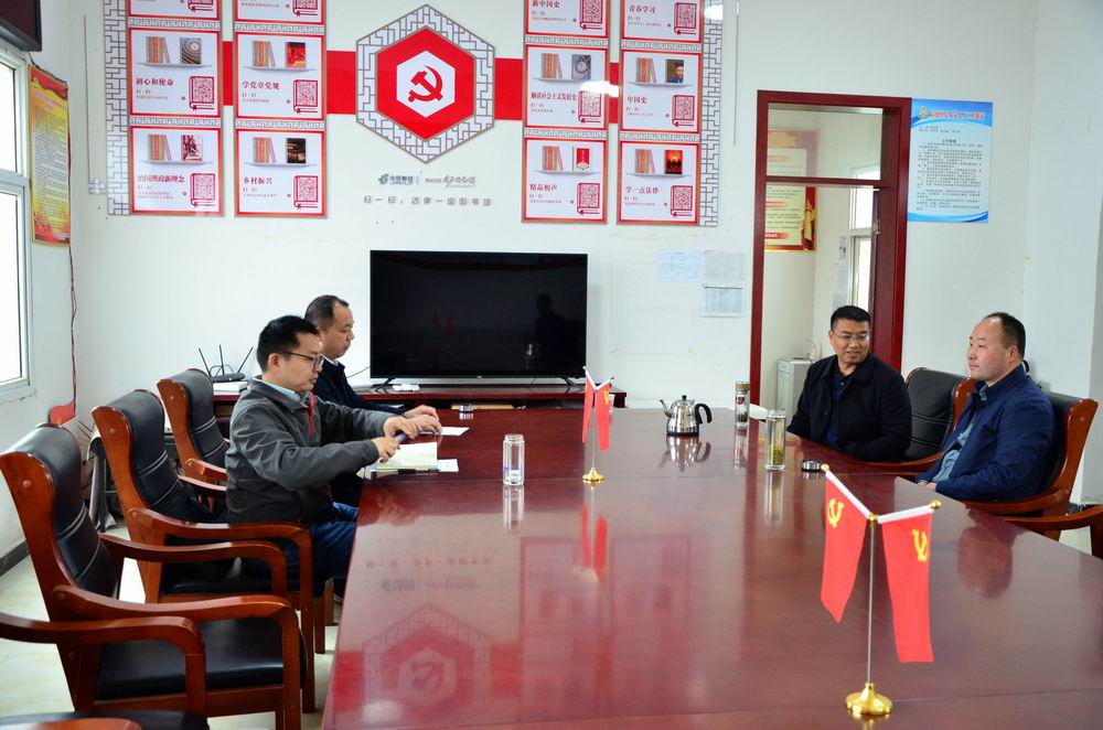 1采风团采访副镇长袁行辕和第一书记曹源—丁翔摄影 (2).jpg