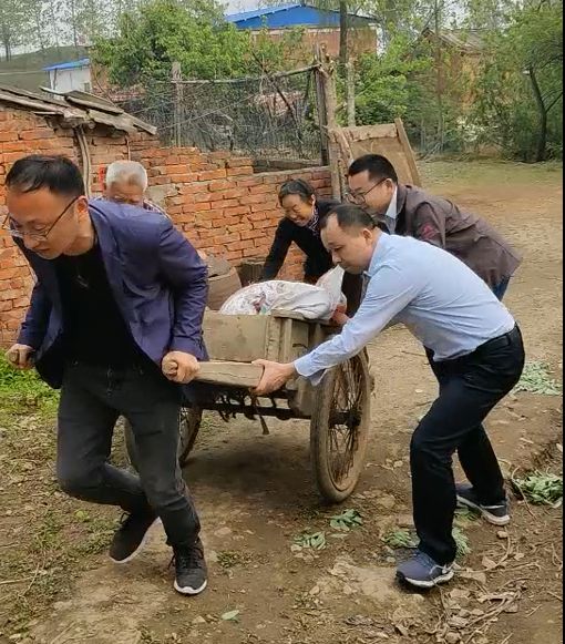 6.采风团帮助老党员拉土推车——丁翔摄影 - 副本.jpg