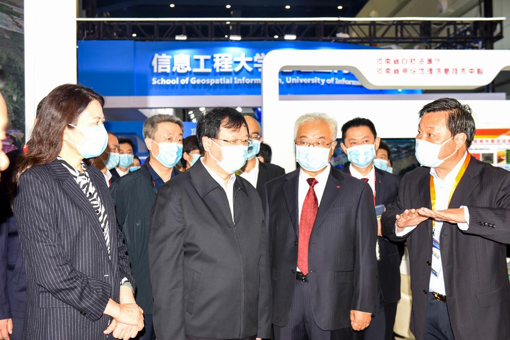 刘济宝陪同河南省人民政府副省长霍金花（左一），自然资源部党组成员、副部长王广华（左二）到河南省测绘地理信息技术中心展厅参观指导.jpg