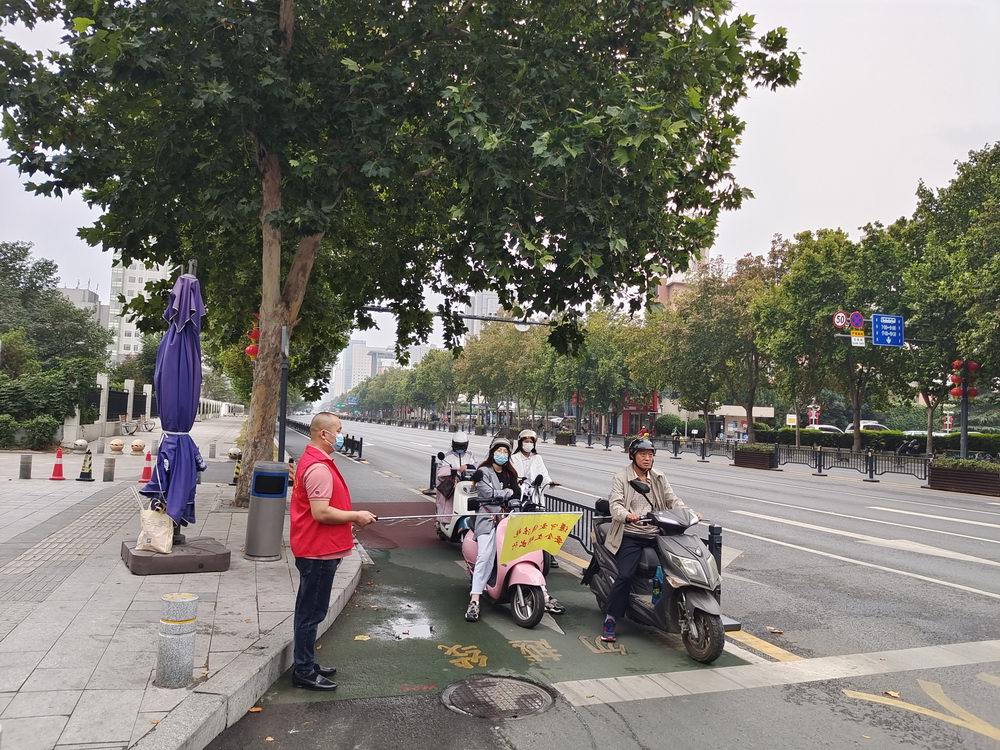 2022年10月1日 曹恒涛在花园路丰产路口参加文明交通岗服务.jpg