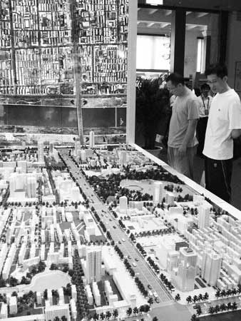 观众在山西测绘局展位