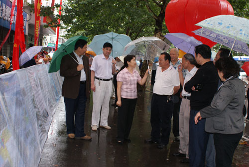 贾志伟局长冒雨慰问宣传活动的测绘单位