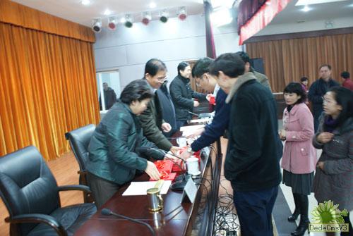 领导向先进工作者颁奖