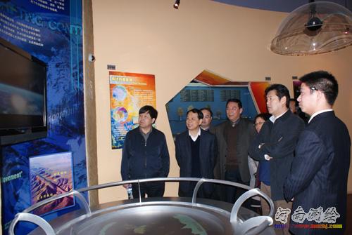 徐德明局长在河南省地质博物馆参观