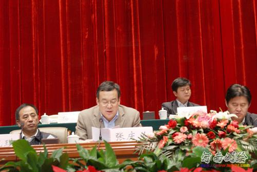 河南省政府副秘书长张庆义主持会议