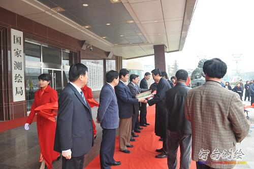 局领导向接收无人机航摄系统的测绘单位代表颁发系统装备移交证书