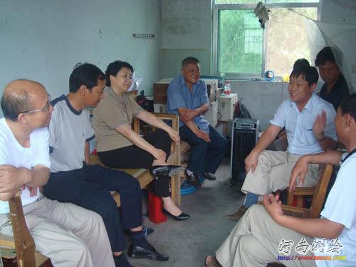 与职工促膝谈心