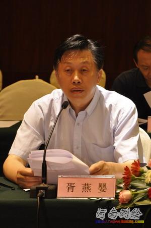 国家测绘局总工程师胥燕婴主持会议。（光明网记者陈晨摄影）    