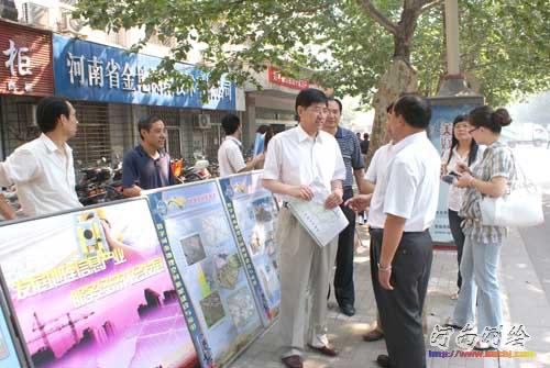 图一 河南省测绘局副局长王进福正在询问测绘单位测绘法宣传情况