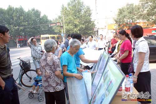 图二 测绘单位正在为群众发放宣传材料