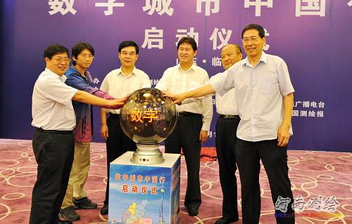 徐德明、张荣久、徐景颜、张少军、人民日报记者沈寅共同按启发光球，启动了数字城市中国行宣传报道活动。本报记者 吴江 摄