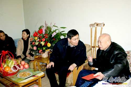 与困难职工亲切交谈