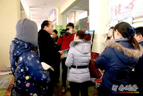 河南省测绘局测绘管理处处长李向阳带领执法人员现场执法