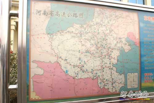 服务区停车场公共展示栏内的&ldquo;三无地图&rdquo;