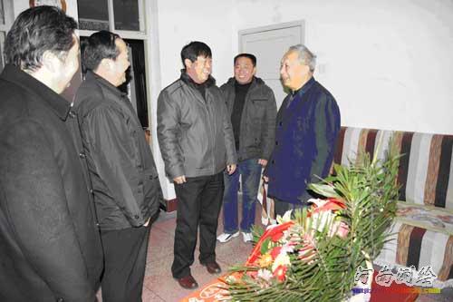 与退休老同志亲切畅谈