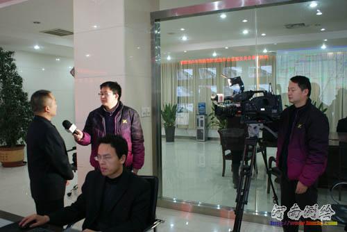 电视台记者在公交公司采访