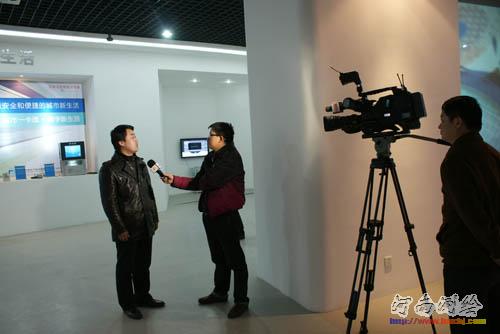 记者在数字郑州演示大厅采访
