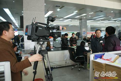 记者在郑州市房管局采访