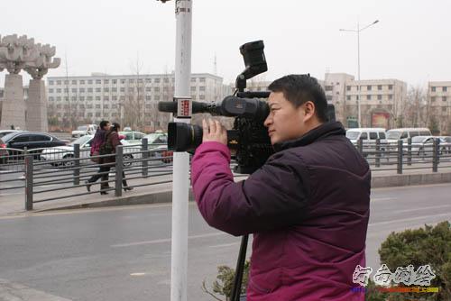 记者在采访数字公交