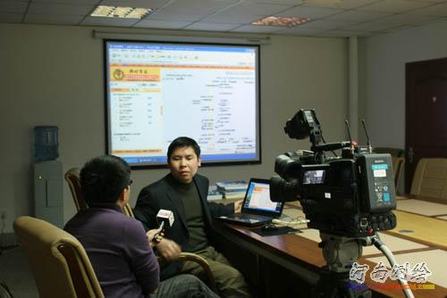 记者在采访河南省地图网