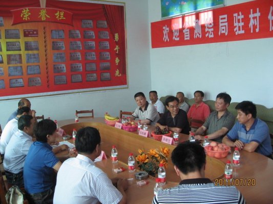 我局驻村人员与当地有关人员沟通驻村情况