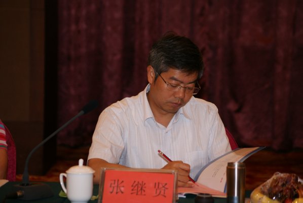 中国测绘科学研究院院长张继贤在审阅文本