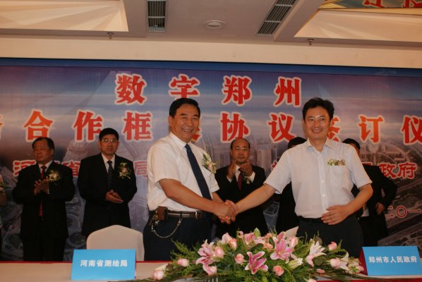 禄丰年副局长与张建慧副市长握手共祝签约成功