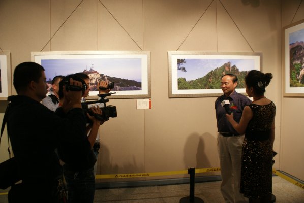 赵洪山在接受电视台采访