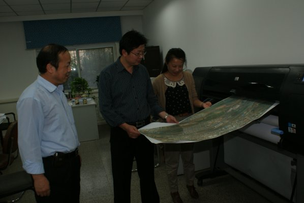 工作人员正在紧急出图