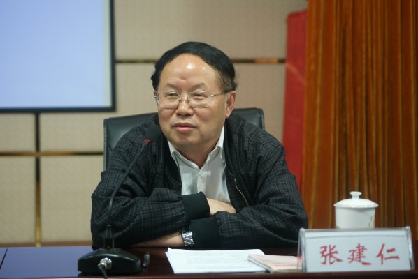 湖北省测绘局局长张建仁作报告