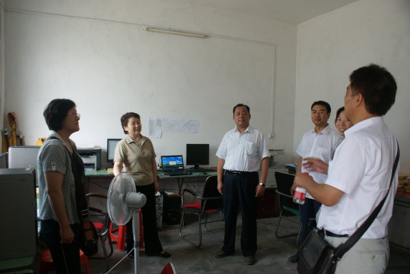 贾志伟局长正在查看外业队员工作环境