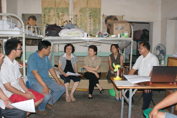 贾志伟与队员拉家常