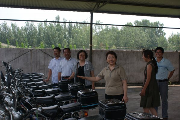 贾志伟局长查看为外业队员配备的交通工具