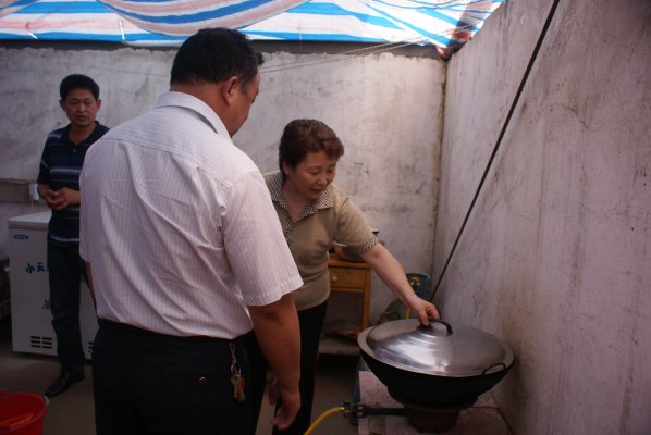 贾志伟局长查看测区厨房卫生情况