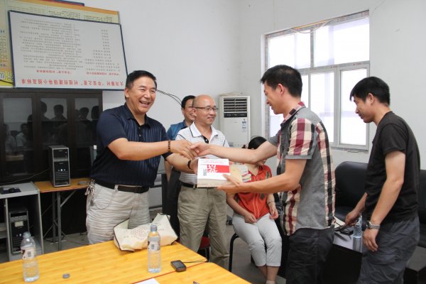 局领导为一线测绘队员赠送精神食粮